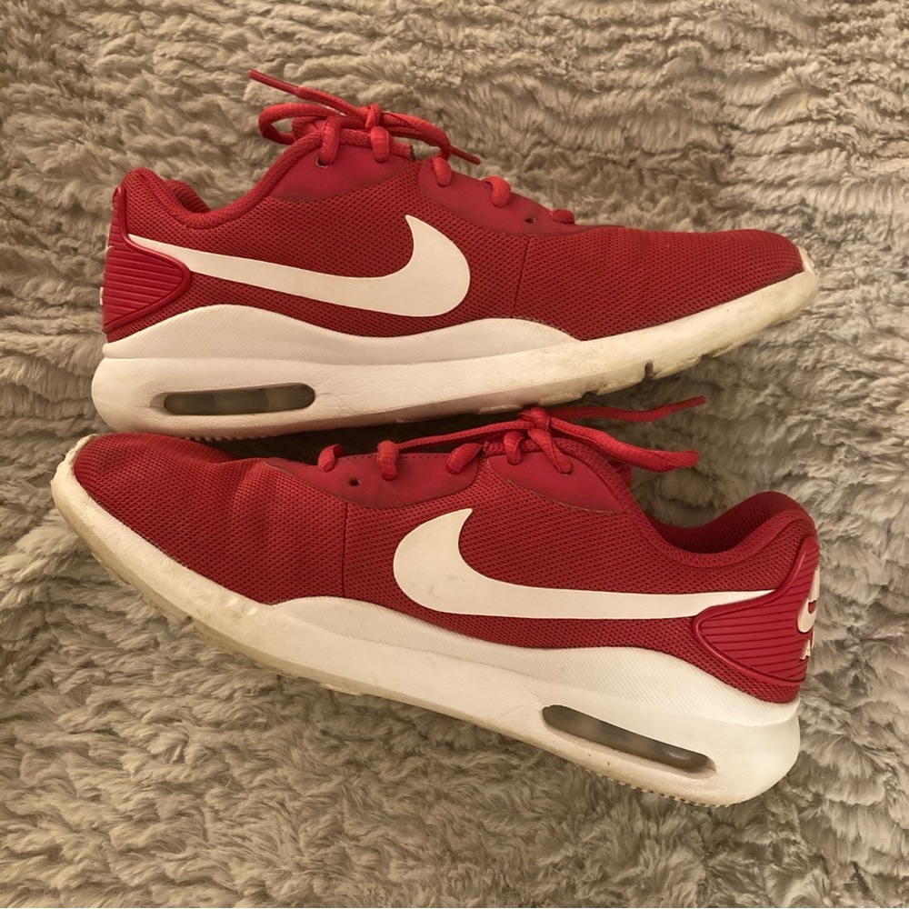 Women’s Nike Air Max Oketo sneakers